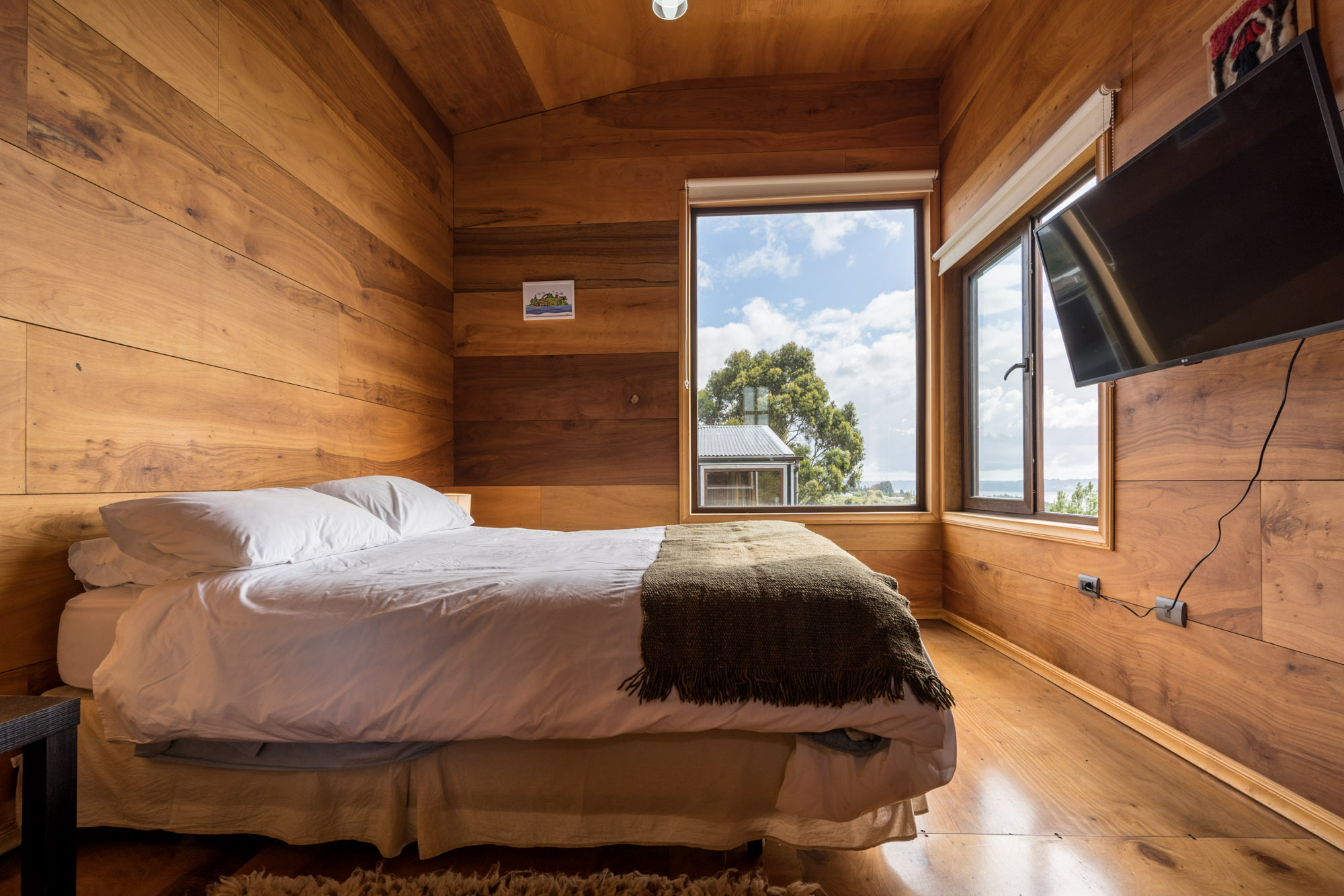 Interior de la cabaña, cocina americana equipada